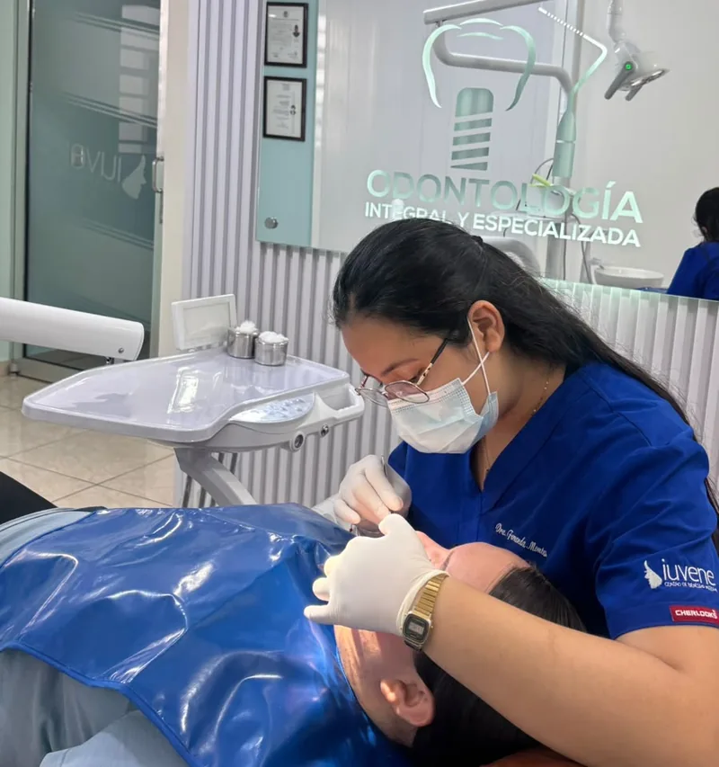 Especialista de Odontología Integral y Especializada (OIYE) atendiendo a un paciente en Mazatlán