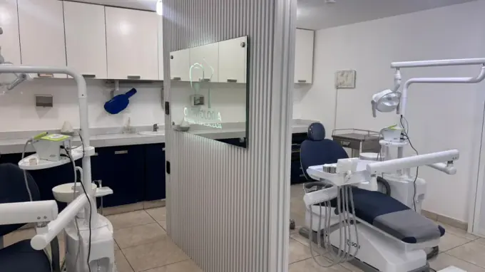 Áreas de atención dental separadas dentro de la clínica en Palos Prietos, Mazatlán
